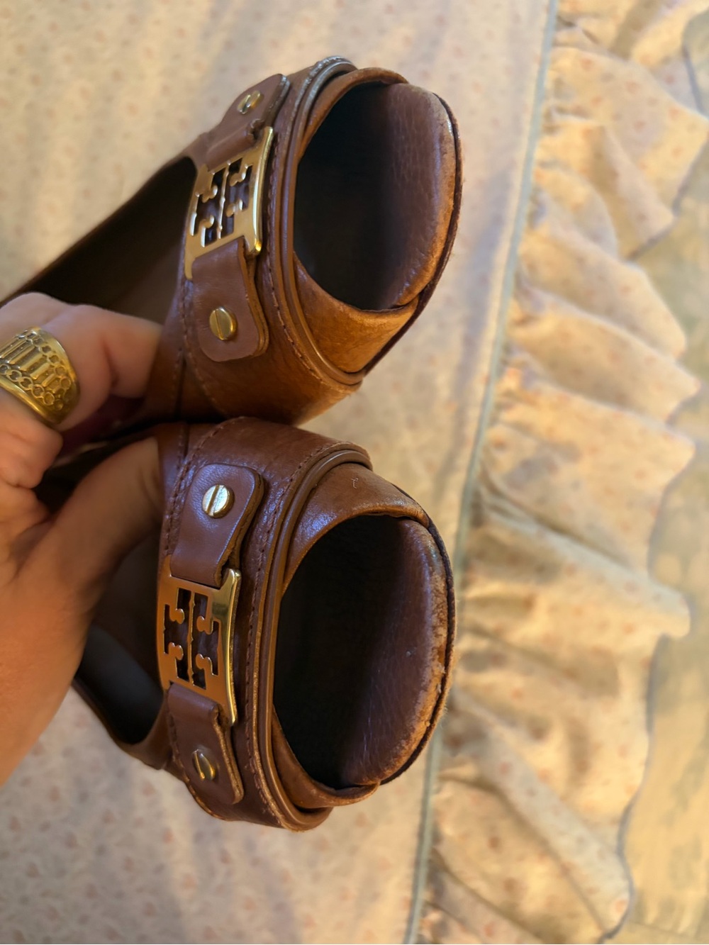 Tory Burch Cognac Leather Peep-Toe Flats with Gold Logo - Picture 5 of 6